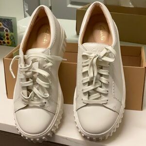 NWT Clarks Women’s Mayhill Walk Leather Sneakers…size 6